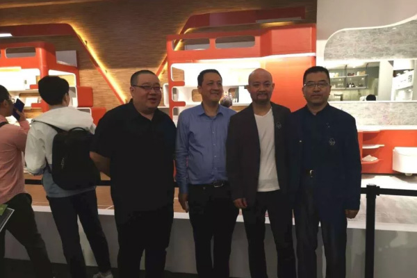 吉榮家具聯(lián)合清華美院杰出設計師共同推出了一系列宿舍公寓家具，用物質(zhì)外殼守護精神世界。